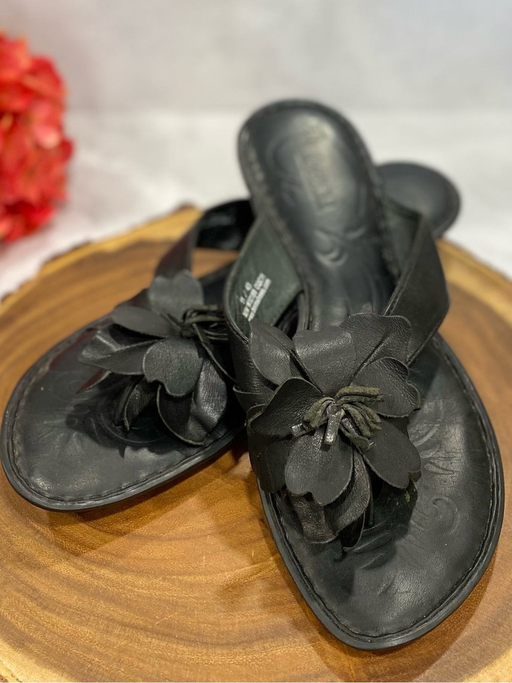 Born Women’s Gidget/Gidgett Black Leather Flower Flip Flop Sandals Size 11/43 - Picture 2 of 11